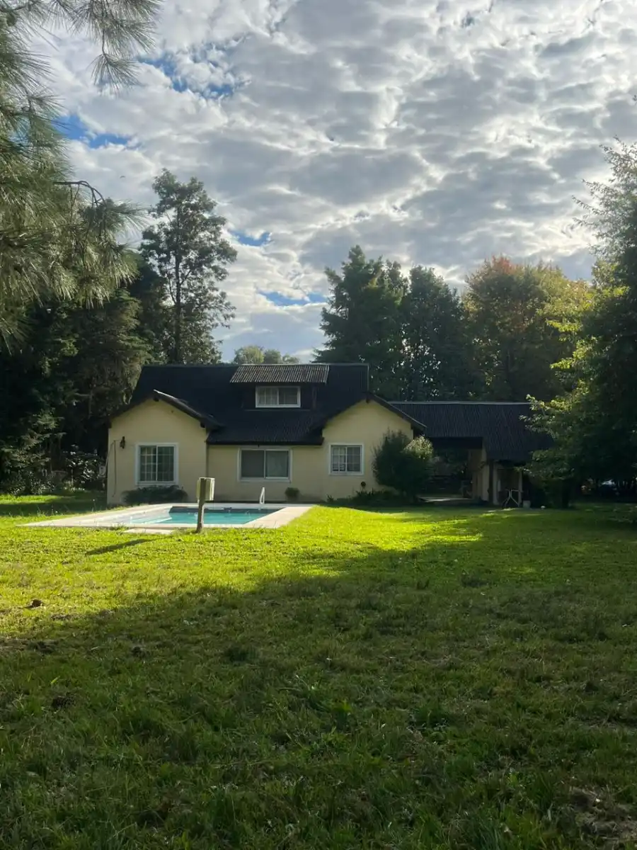 Casa con pileta y gran parque
