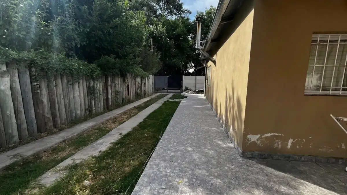 Casa sobre amplio lote. Barrio Los Pioneros Campana
